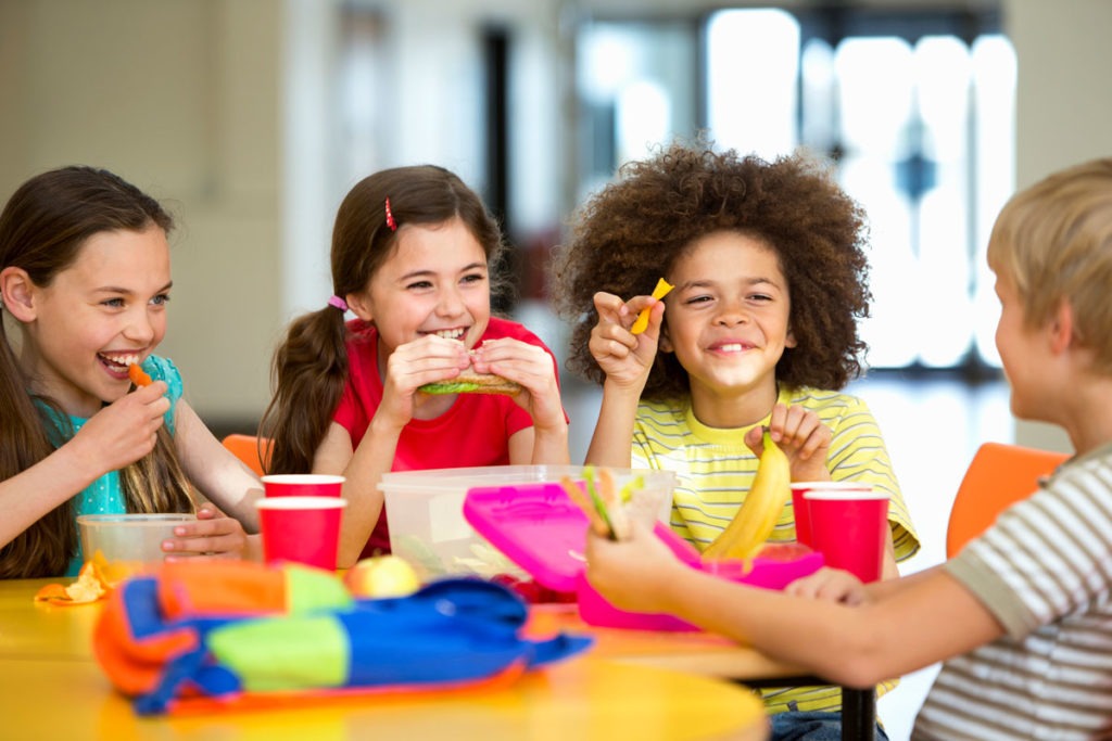 kids eating lunch